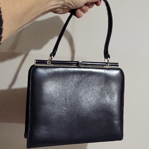 Elegant Black Leather Handbag - Picture 2 of 6